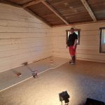 neuer Holzboden für uriges Schlafzimmer Berghütte Bayern