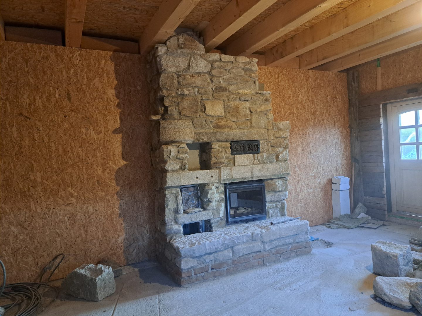 Natursteinmauer Kamin in uriger Selbstversorger Berghütte nahe Breitenberg