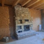 Natursteinmauer Kamin in uriger Selbstversorger Berghütte nahe Breitenberg