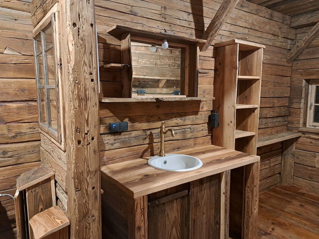 uriges Badezimmer mit viel Holz