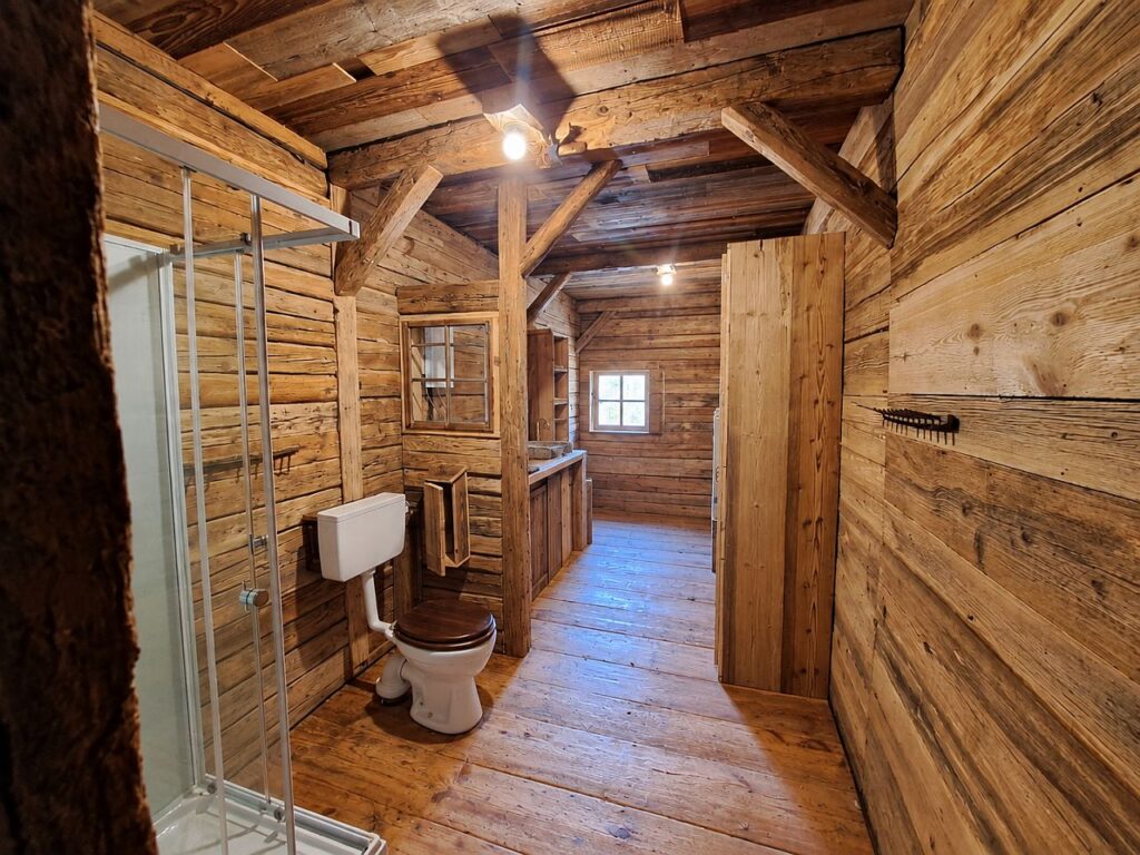 holzverkleidetes Badezimmer in urigem Hüttenflair
