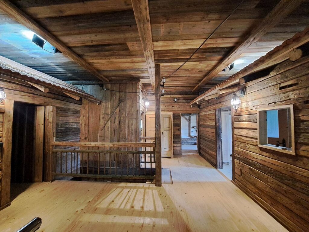 Flur im Obergeschoss mit Hütte in der Hütte